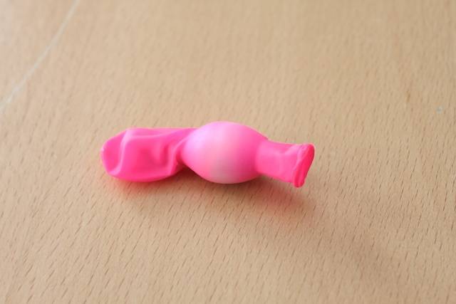 petit jouet dans un ballon dégonflé