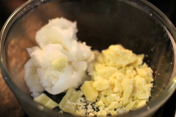 huile de noix de coco et cire d'abeille dans un bol