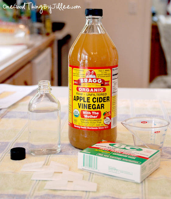 bouteille de vinaigre de cidre et aspirines