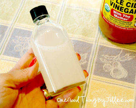 Lotion faite maison anti teint terne avec du vinaigre de cidre et de l'aspirine 