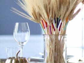 Bouquet de blé porte-bonheur décoré de fils colorés