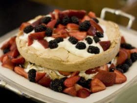 Pavlova aux fraises et mûres