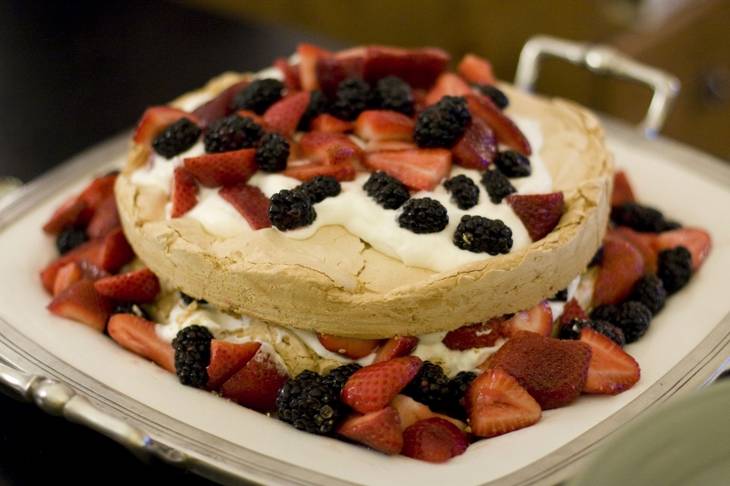 Pavlova aux fraises et mûres