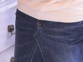 Faire une jolie jupe à partir d'un vieux jean
