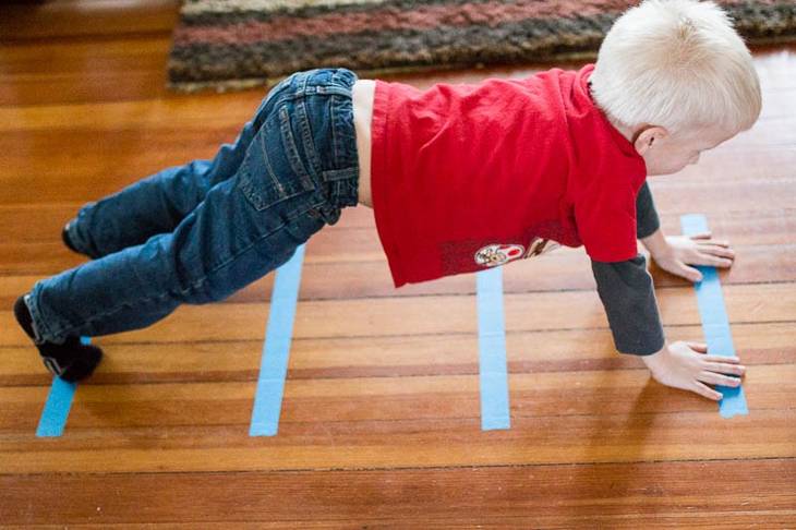 jeu d'enfant qui marche sur les mains