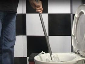 Déboucher les toilettes sans ventouse ni déboucheur