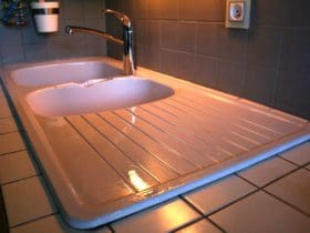 Toutes les étapes pour repeindre un évier soi-même