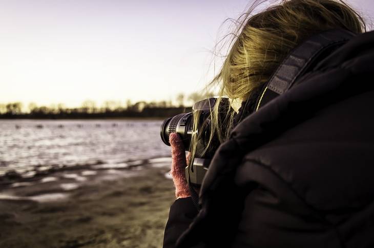 photographe amateur entrain de photographier la mer