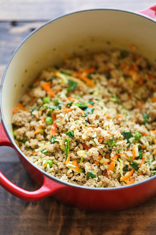 nourriture pour chien : mélange de riz légumes et viande dans une marmite