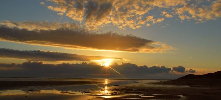 ciel avec du soleil et quelques nuages