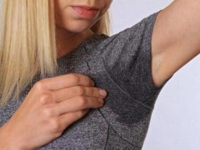 Enlever les odeurs persistantes de transpiration sur les vêtements