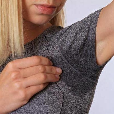 Enlever les odeurs persistantes de transpiration sur les vêtements