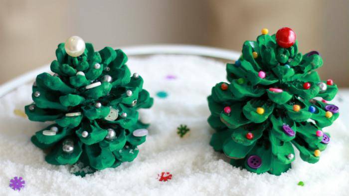 Transformez des Pommes de Pin en Mini Arbres Décoratifs pour Noël