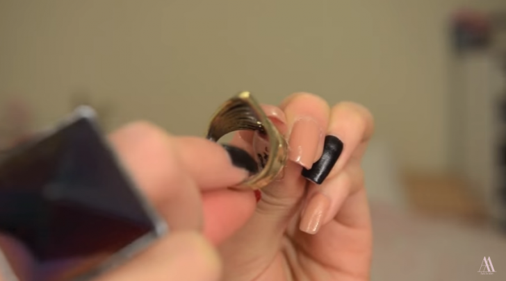 tapoter la colle chaude à l'intérieur de la bague pour la lisser