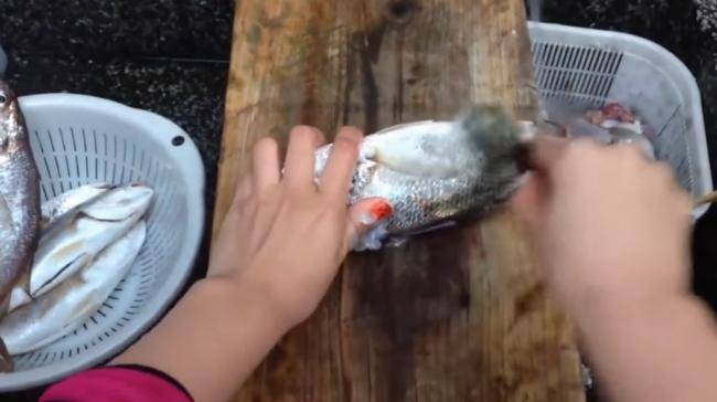 écailler le poisson