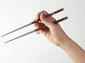 Comment manger avec des baguettes facilement