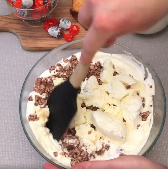 incorporer les schoko-bons à la crème chantilly