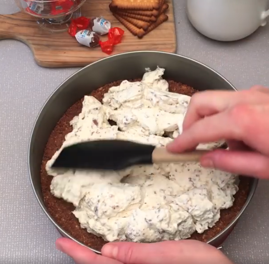 étaler l'appareil à cheesecake dans le moule à manqué