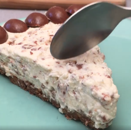 tranche de cheesecake aux chocolats schoko-bons