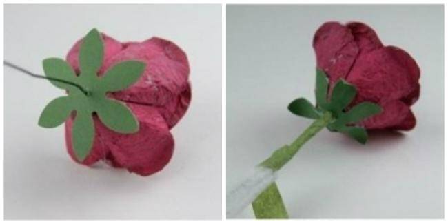 ajouter des sépales et recouvrir la tige des roses artificielles avec du ruban de fleuriste
