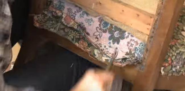 Enlever les clous et les agrafes du vieux fauteuil