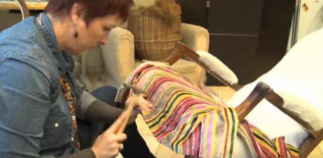 clouer le nouveau tissu du fauteuil ancien