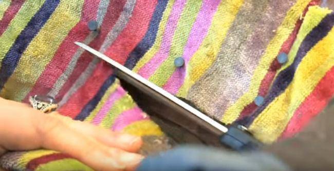 découpage du tissu de tapisserie en laissant un centimètre du bord