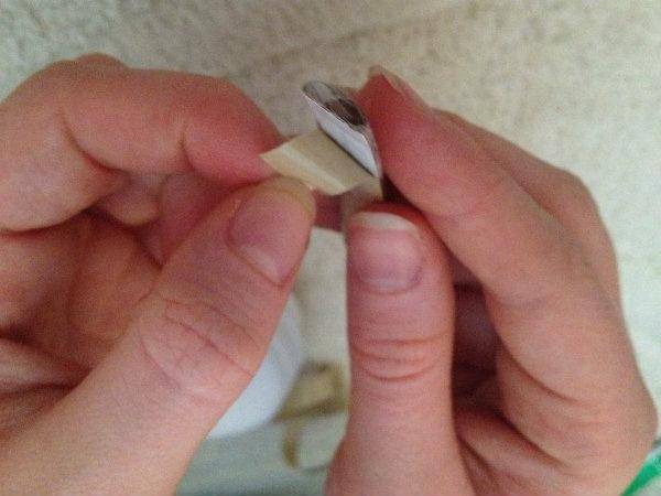 enlever le papier du ruban LED autocollant