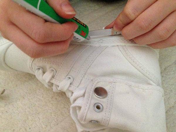 coller le ruban LED sur la chaussure