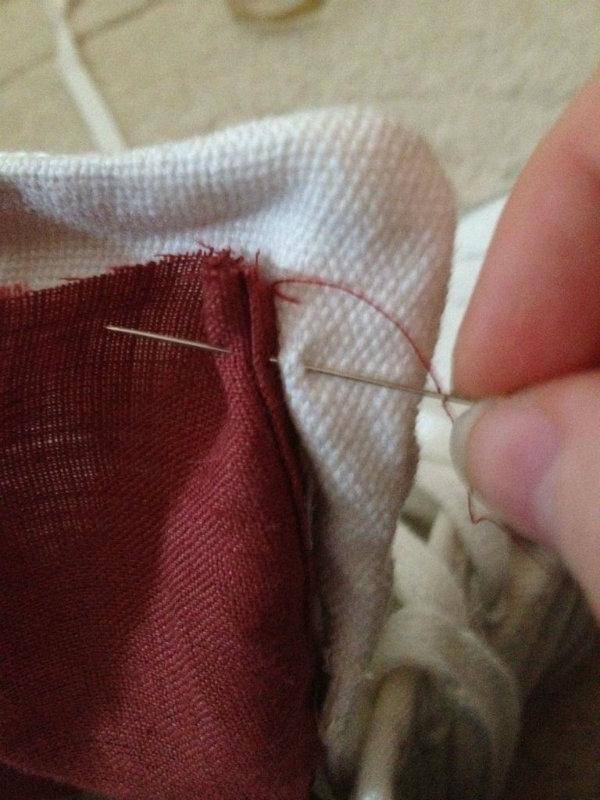 coudre la batterie du ruban LED dans la languette de la chaussure