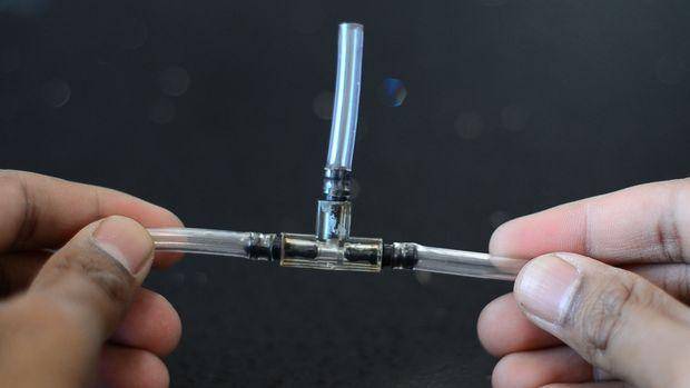 fixer les tubes au connecteur en forme de T pour fabriquer une machine sous-vide