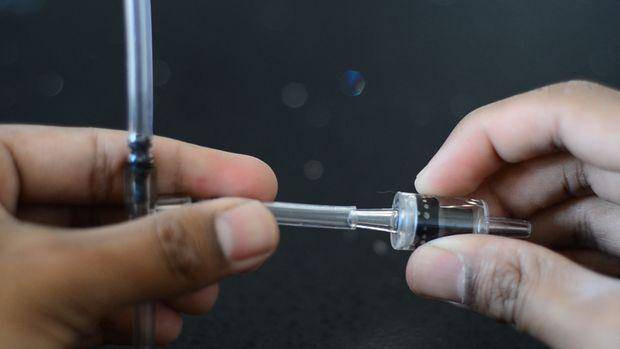 Introduire la valve dans le tube pour fabriquer une machine sous-vide