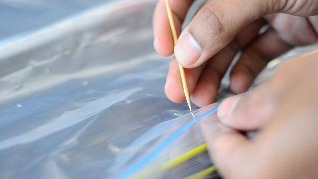 faire un trou dans le sac de congélation avant de mettre les aliments sous-vide