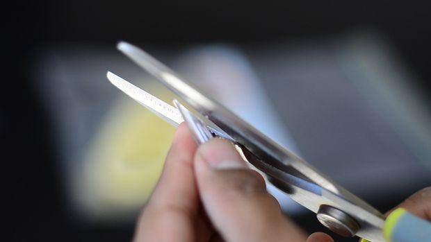 Couper en biais le tube de la machine à sous-vide DIY