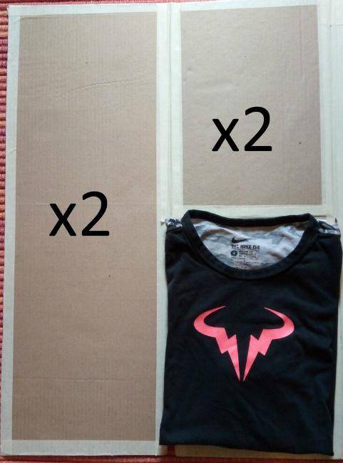rectangles en carton et t-shirt plié