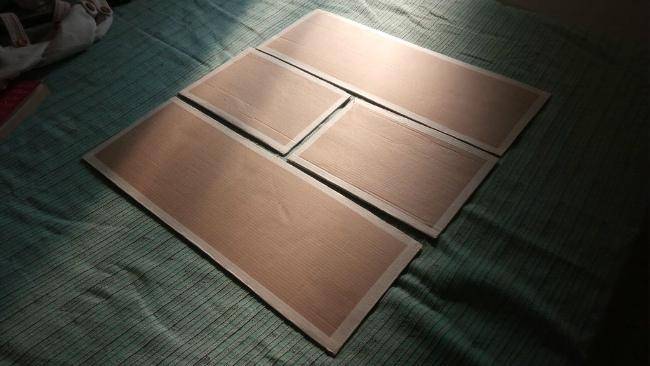 rectangles en carton placés à plat avant d'être collés ensembles