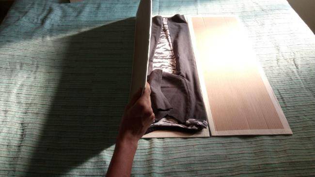 pliage d'u t-shirt avec un plieur de linge