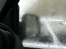 Astuces pour enlever la buée rapidement dans la voiture et éviter sa formation