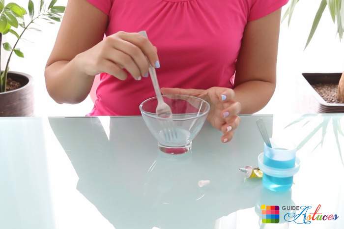 Mélanger la colle et la lessive liquide