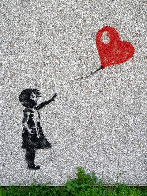 art urbain dessin de petite fille avec un ballon qui vole