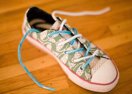 chaussure enfant avec des lacets de couleurs différentes