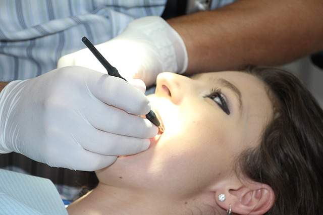 femme chez le dentiste