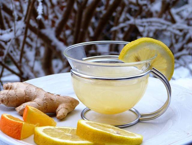 Tisane de citron avec gingembre et rondelles d'orange