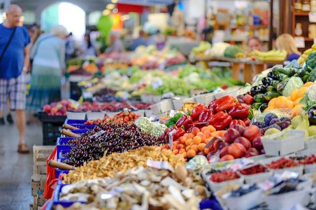 étalage de fruits et légumes au supermarché