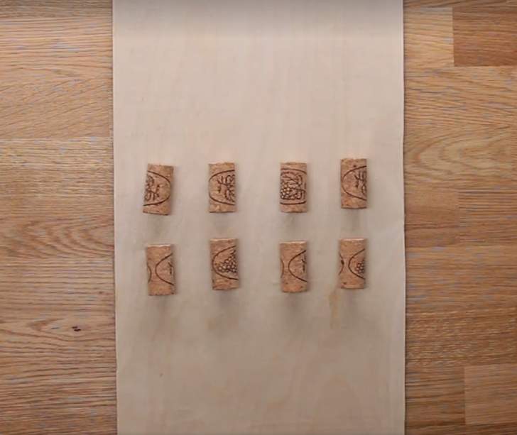 plaque de contre plaqué et bouchons de liège