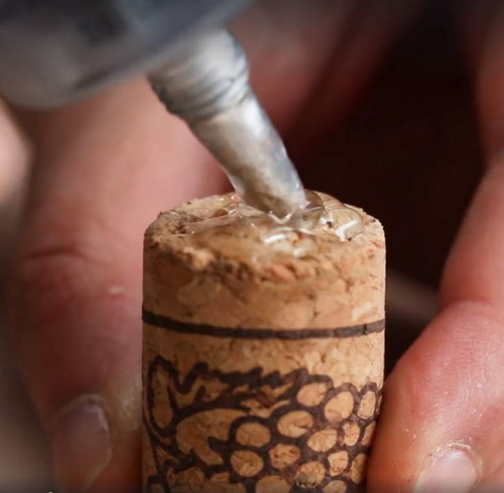 déposer la colle sur le bouchon de liège