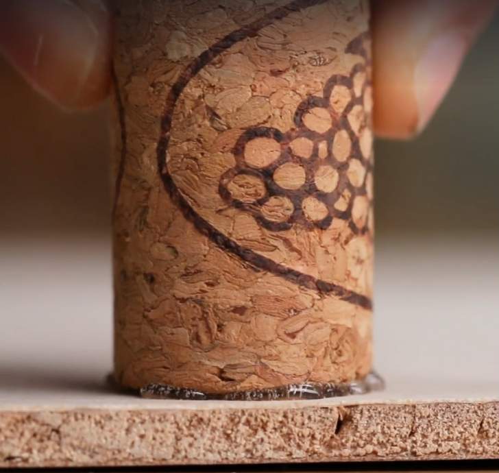 coller un bouchon de liège sur le contreplaqué