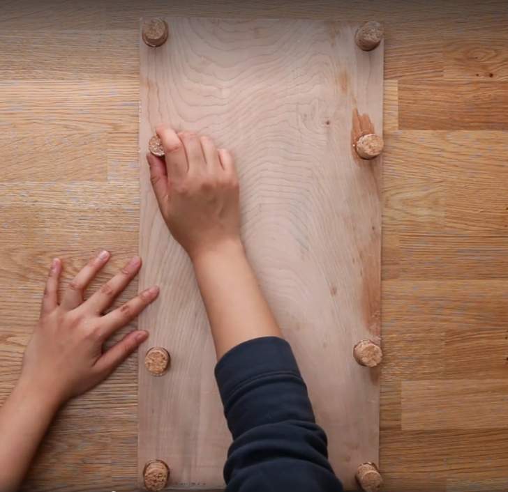 coller 8 bouchons de liège sur le contreplaqué