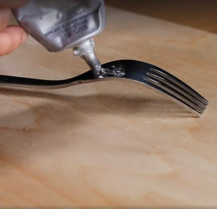 déposer la colle sur la fourchette