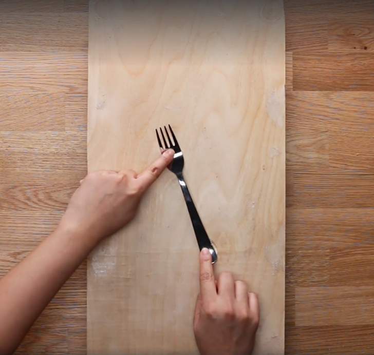 coller la fourchette sur le contreplaqué
